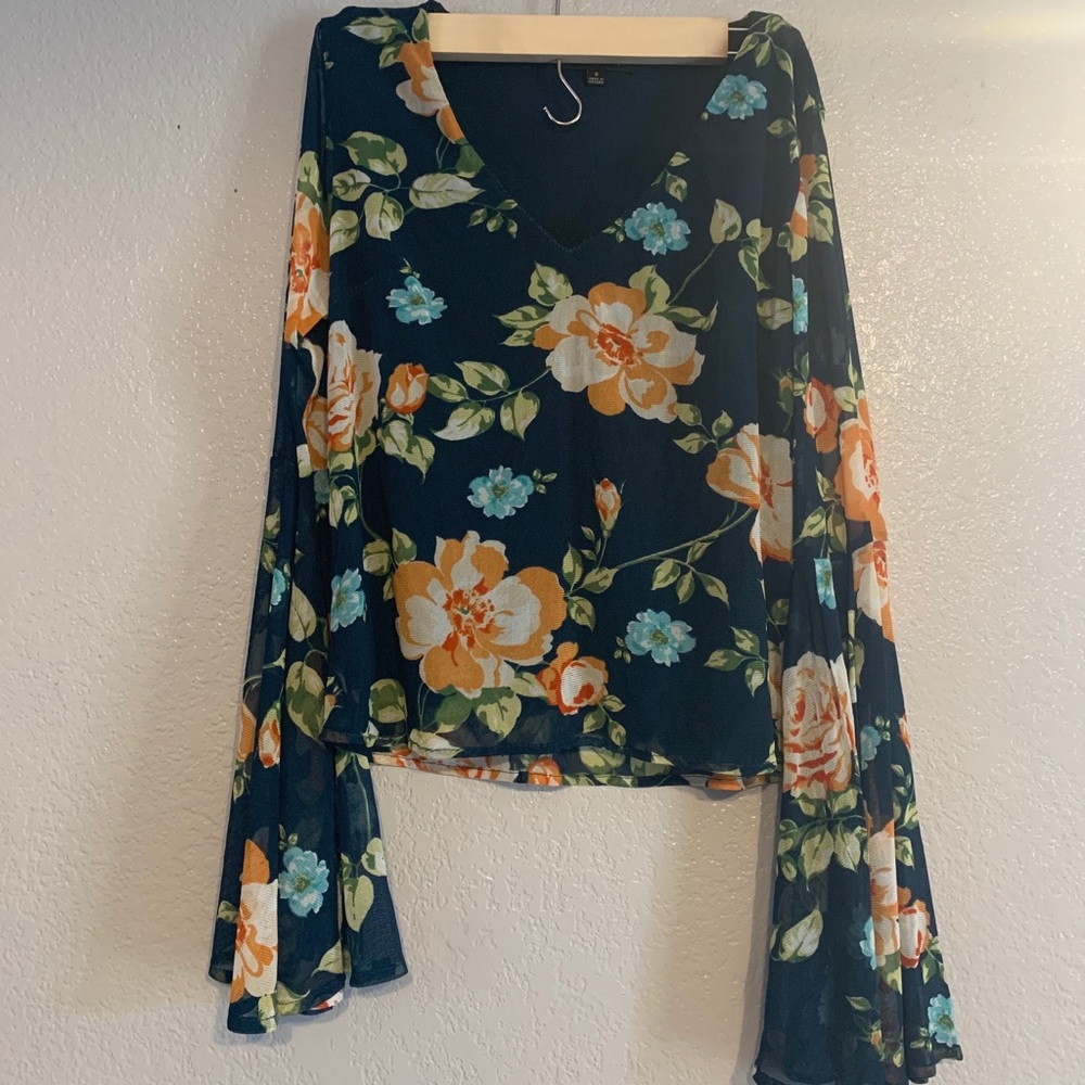 Floral crop top/flowy sleeve